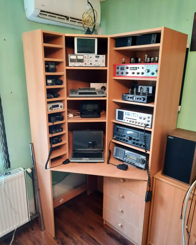 Sarok hifi- és dolgozószekrény, egyedi bútor Szeged
