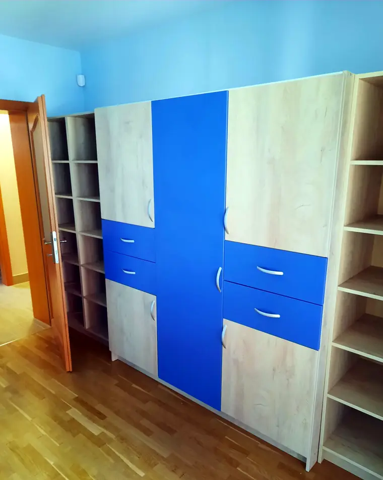 Gyerekszobai szekrény színes frontokkal, egyedi bútor Szeged