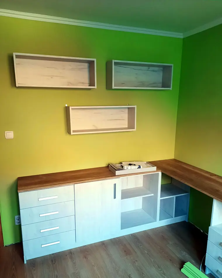 Gyerekszobai íróasztal fali polcokkal, egyedi bútor Szeged