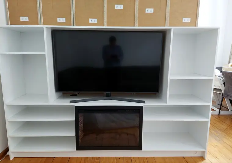 TV-fal nyitott polcokkal, egyedi bútor Szeged