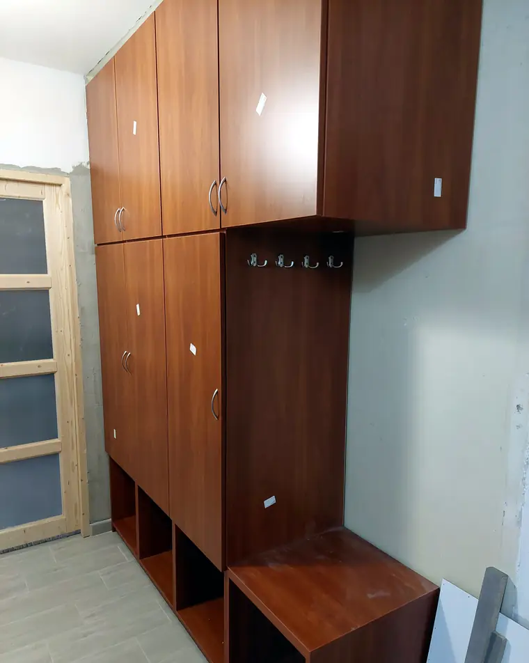 Diófa előszoba cipőtárolóval, egyedi bútor Szeged