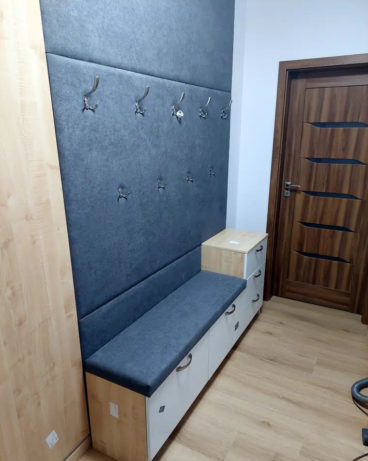Kárpitozott falpanel ülőpaddal, egyedi bútor Szeged
