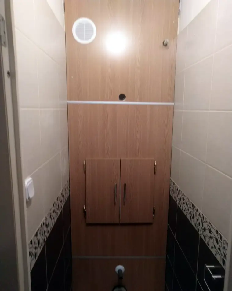WC fölé épített tárolószekrény, egyedi bútor Szeged
