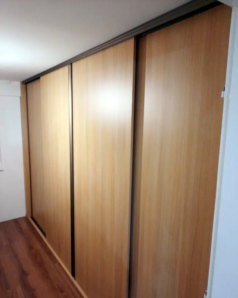 Diófa tolóajtós szekrény, egyedi bútor Szeged