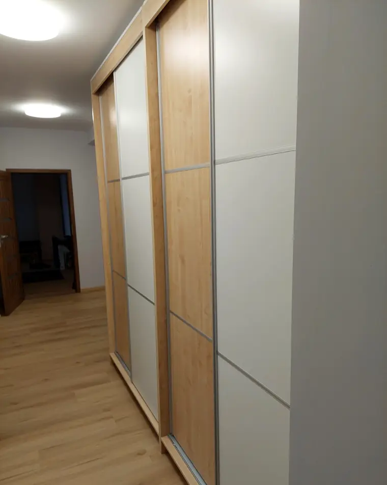 Kétszínű tolóajtós gardrób, egyedi bútor Szeged