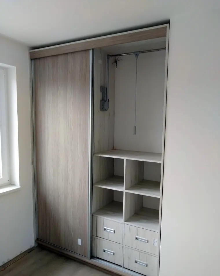 Tolóajtós gardrób belső kialakítása, egyedi bútor Szeged