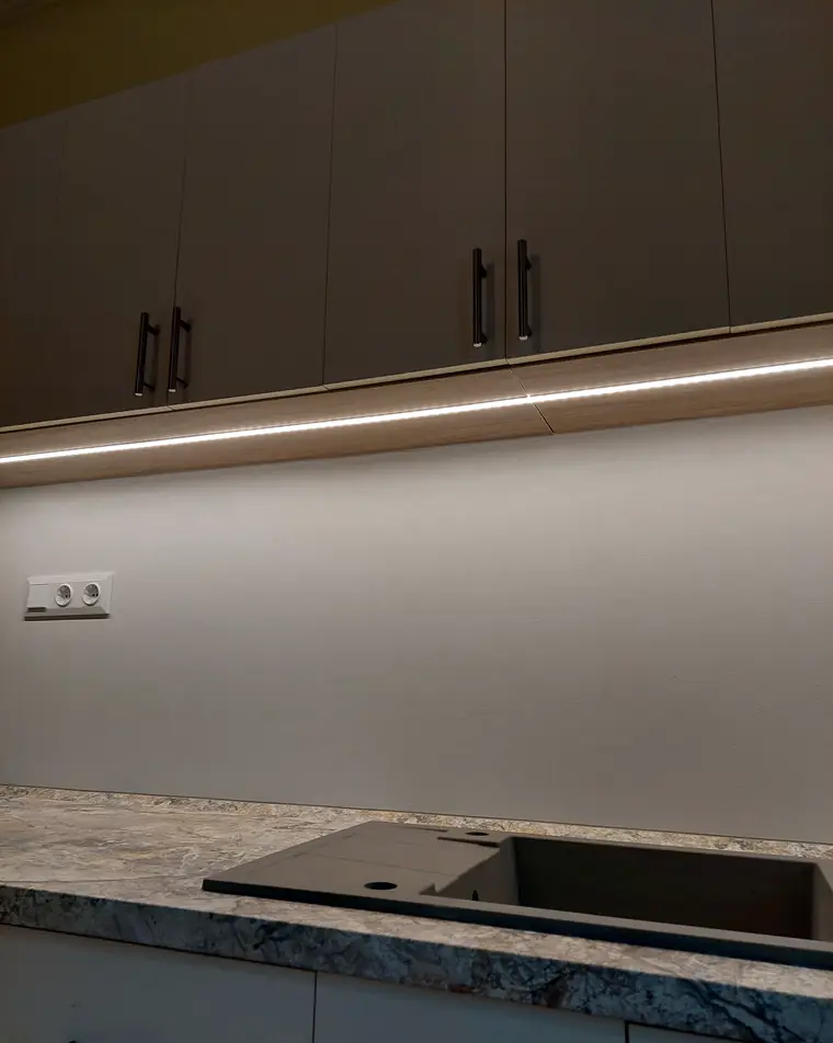 LED-es felső szekrénysor, egyedi bútor Szeged